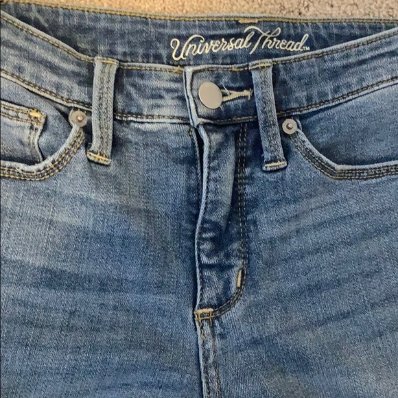 Universal Thread Low Ruse Light Wash Ripped Jeans - Picture 3 of 4